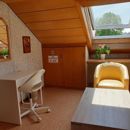 Sonnige ruhige Dachzimmer inkl WIFI plus Kaffee mit WG Dusche und neuer Küche Lörrach Exterior foto
