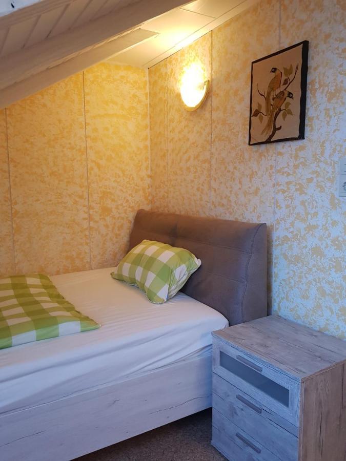 Sonnige ruhige Dachzimmer inkl WIFI plus Kaffee mit WG Dusche und neuer Küche Lörrach Exterior foto