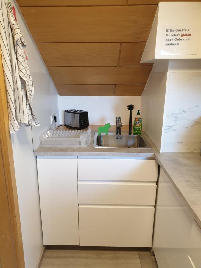 Sonnige ruhige Dachzimmer inkl WIFI plus Kaffee mit WG Dusche und neuer Küche Lörrach Exterior foto