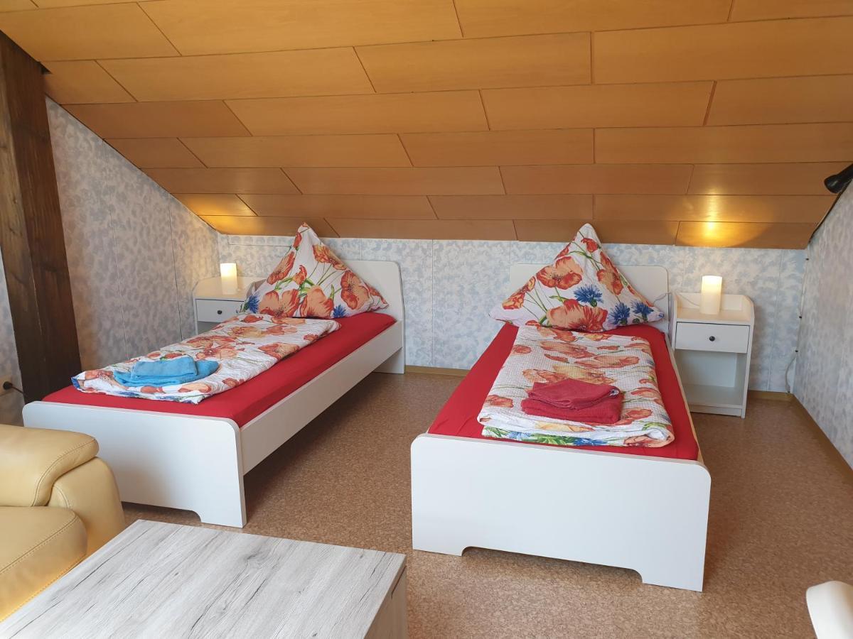 Sonnige ruhige Dachzimmer inkl WIFI plus Kaffee mit WG Dusche und neuer Küche Lörrach Exterior foto