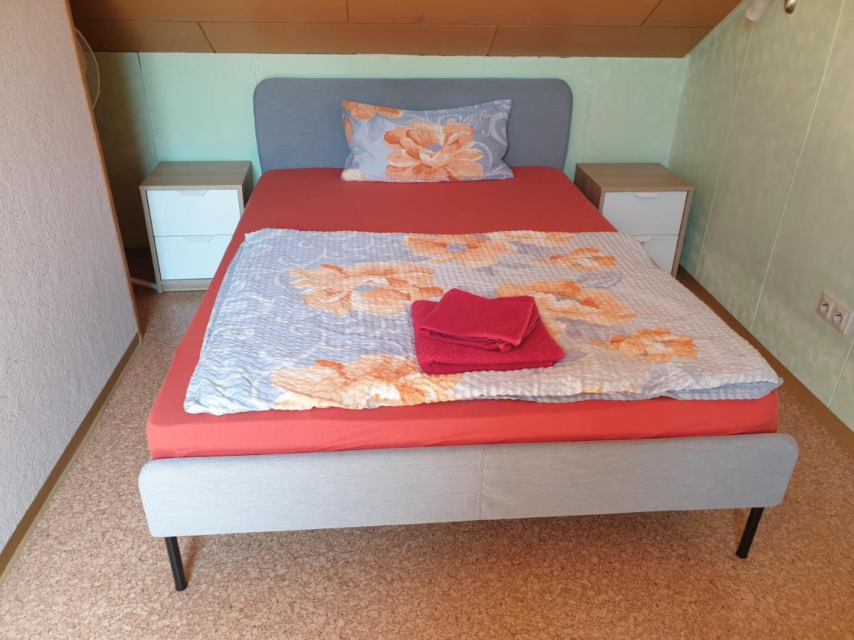 Sonnige ruhige Dachzimmer inkl WIFI plus Kaffee mit WG Dusche und neuer Küche Lörrach Exterior foto