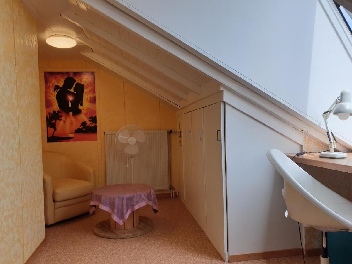 Sonnige ruhige Dachzimmer inkl WIFI plus Kaffee mit WG Dusche und neuer Küche Lörrach Exterior foto